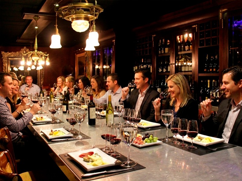 DEGUSTACIÓN DE VINOS + CENA + SHOW